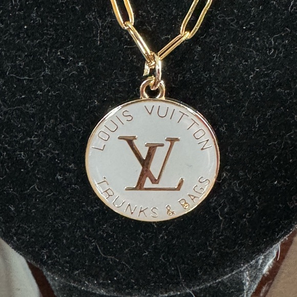 Louis‎ Vuitton Silver Trunk & Bags Charm Necklace - Picture 1 of 4